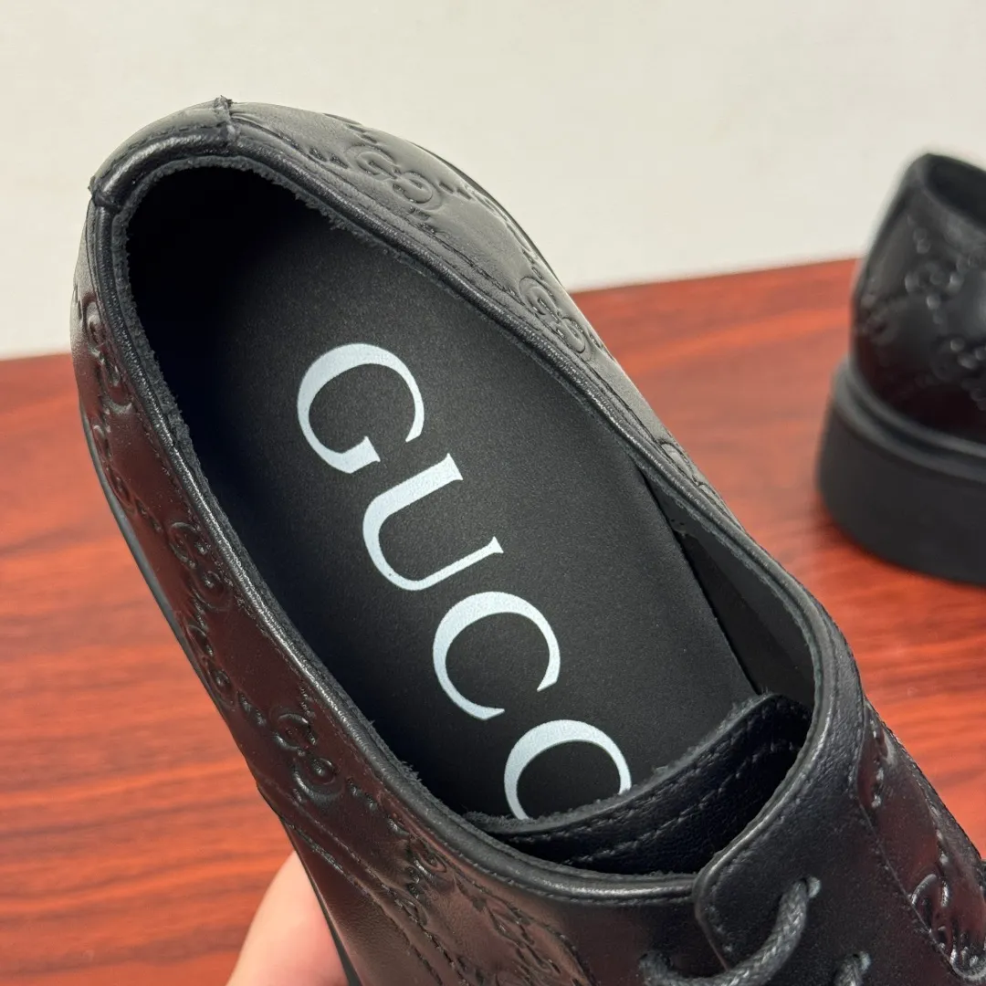 Batch 780 Gucci/Gucci new men's lace-up shoes with GG details, matte cow leather derby shoes! The design of this men's lace-up shoe is rooted in the brand's heritage. Crafted from premium waxed cow leather, it is embellished with GG printed embossed suede leather details, a nod to Gucci's iconic monogram. The rubber sole decorated with GG pattern adds a touch of modern fashion to this design. Typical three-joint style design. European and American classic version, full calfskin lining. The overall upper texture is soft and the lining is comfortable and breathable. 2CM thickened soft rubber sole, easy to control. Versatile and stylish upper foot, multiple colors available to meet different matching needs, complete package! Size: 39-40-41-42-43-44 leather shoe size (38.45.46 can be customized) Item number: 7826Z cowhide smooth